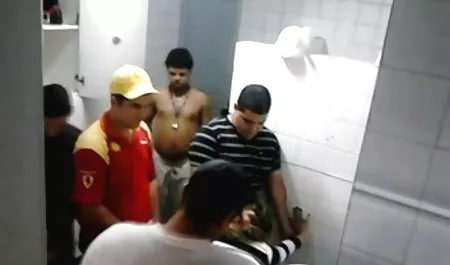 سبزه در لباس سفید کانال سکسی واقعی تلگرام در یک مبل قرمز