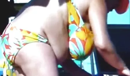 مادر بزرگ با موهای خاکستری آن را سرگرم کننده دانلود فیلم سکسی واقعیت مجازی بود یک سگ جوان